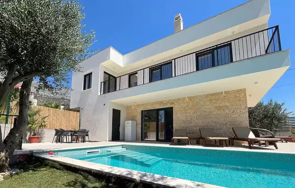 Split   Kastel Sucurac in Central Dalmatian Riviera