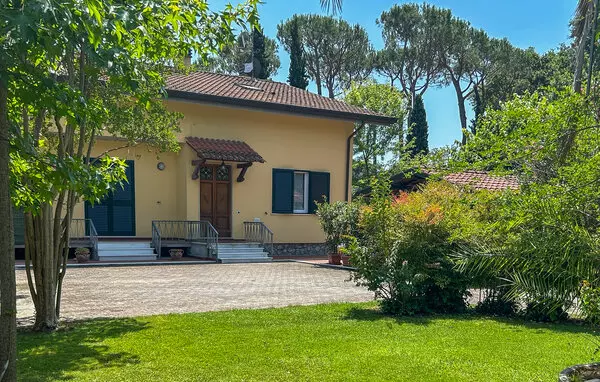 4 bedroom Poveromo in Tuscany